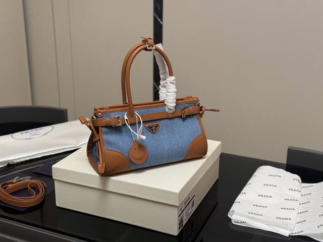 配盒 Size：26.14Cm 普拉达 帆布Soft Lux 绝对逃不过这个腋下包 容量却很大！ 日常用足够啦～ 各种Party宴会趴！