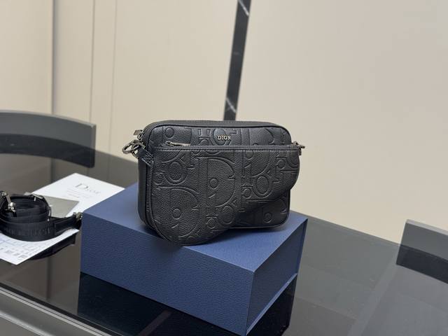 配盒 Size：23*16Cm 迪奥男士 三合一腋下包 三合一设计， 搭配两个可拆卸小包， 造型百变又实用！ 真的是低调但不经意间 Show出了一种贵气！