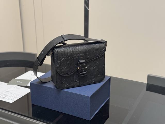 配折叠盒 Size：23.18Cm 迪奥 Homme 邮差包 实在帅La ～ 简单有质感的设计 实用又很高级