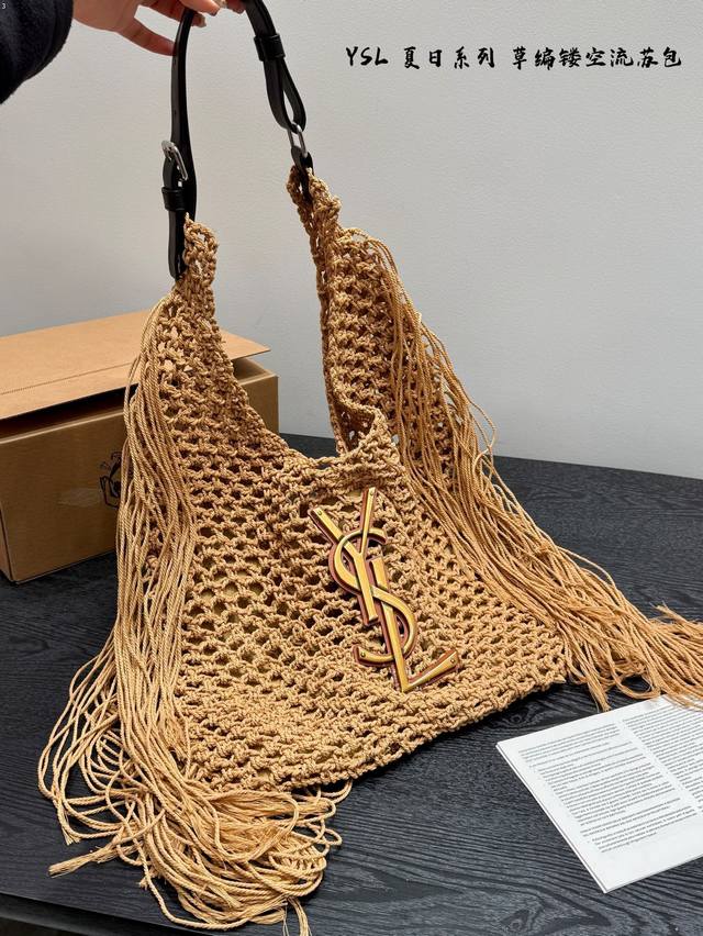 礼盒包装 Ysl草编包流苏托特包 镂空编织怎么会这么迷人~ 简约优雅的设计 融入浓郁的度假氛围偏大的包身很能装哦～ 外出游玩的时候超级好 尺寸：43*36Cm