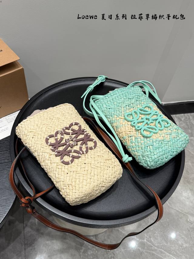 飞机盒 Loewe 罗意威 草编 Mini水桶包 手机包这只小包小小一只但是很实用满足日常需求很够了 可以放进一只Ipxsmax+一只口红+一副耳机+薄薄的单层