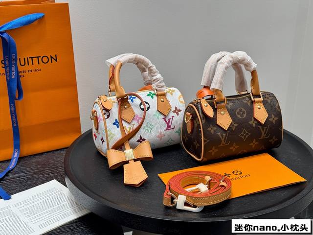 折叠礼盒飞机盒 被疯抢的Lv村上隆联名 白三彩Speedy Nano,白彩迷你枕头包美到犯规~ 别看它小巧，手机、口红啥的都能装。肩带可调节，单肩斜挎都超有范儿