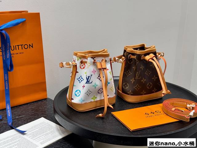 折叠礼盒飞机盒 Size：13*16Cm 25S村上隆联名款白三彩来啦 Lv Nano Noe迷你白彩水桶也太太太好看了叭！！刘亦菲们放心冲！！！ 巨巨巨适合夏