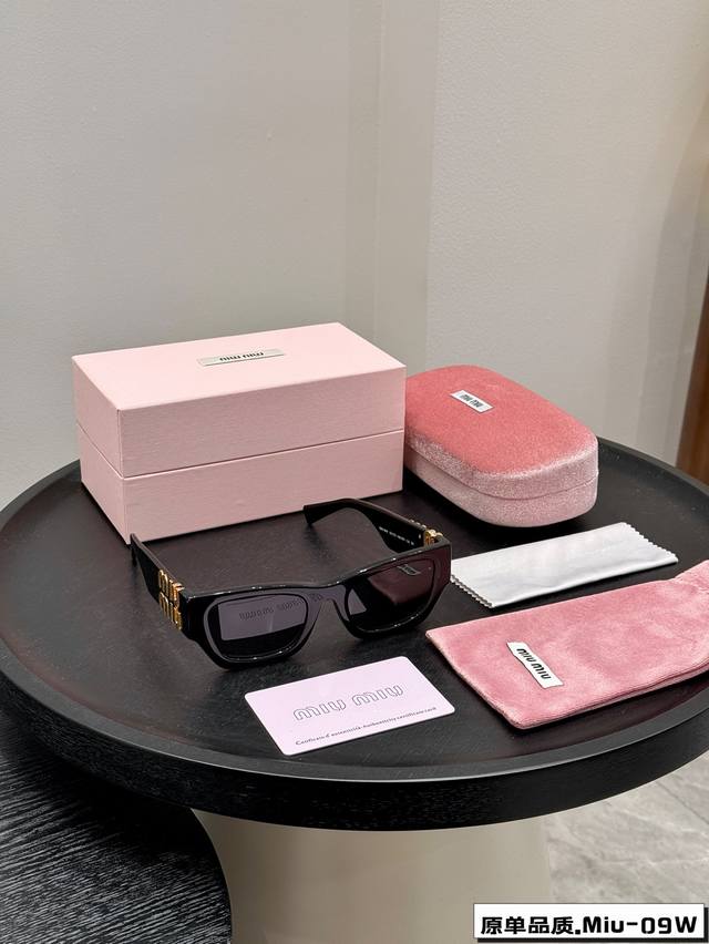 配置眼镜盒 眼镜袋 Miu镜框今年真的开挂了太阳镜 Miumiu今年真的赢麻了~墨镜 网红博主们耶爱的“Miumiu”黑金小猫眼来咯 小猫眼设计 网红博主很爱T