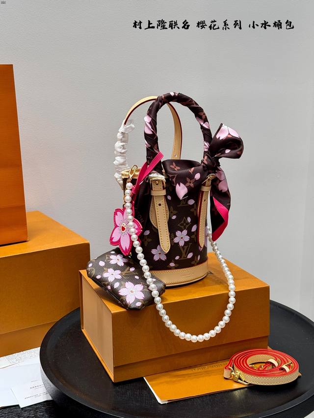 礼盒包装 配送丝巾珍珠链条 阳光明媚 背小樱花 春天Outfit Lv村上隆联名这只樱花系列小水桶真的太可爱了太可爱了 就算拎着也要带着肩带 并且把零钱包拿出来