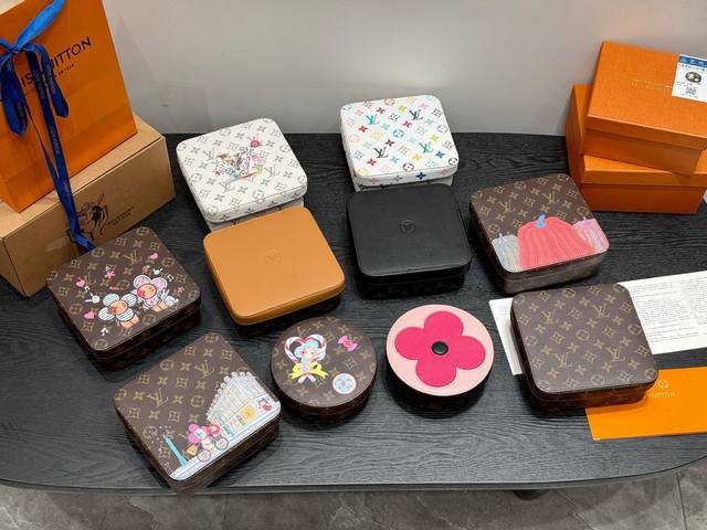 礼盒包装 Lv方形礼盒收纳盒、可做首饰盒 糖果盒、珠宝首饰的归宿，这只不只是老花盒子、还有彩绘拼色！ 你是否厌倦了那些千篇一律的珠宝盒？想要为你的珠宝找一个既独