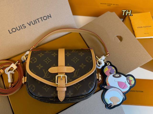 折叠盒飞机盒挂件 Size：19×16 Lv路易威登Saumarbb双子星马鞍包 附有两条肩带，可爱的马鞍型！ 手提斜挎都很真的超级好看 越背越喜欢，越看越心动