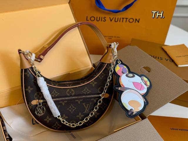 折叠盒飞机盒挂件 Size:22×12 Lv路易威登新款Loop豌豆包 本身包型就很独特，也叫月亮包 老花设计，肩带可调节～ 腋下背、斜挎，手提都很好看！ 随意