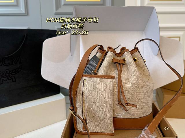 飞机盒 Size:23×26 Mcm新品 抽绳水桶子母包 子母包设计超实用！ 可调节肩带，可单肩可斜挎 通勤党必入，经典百搭！
