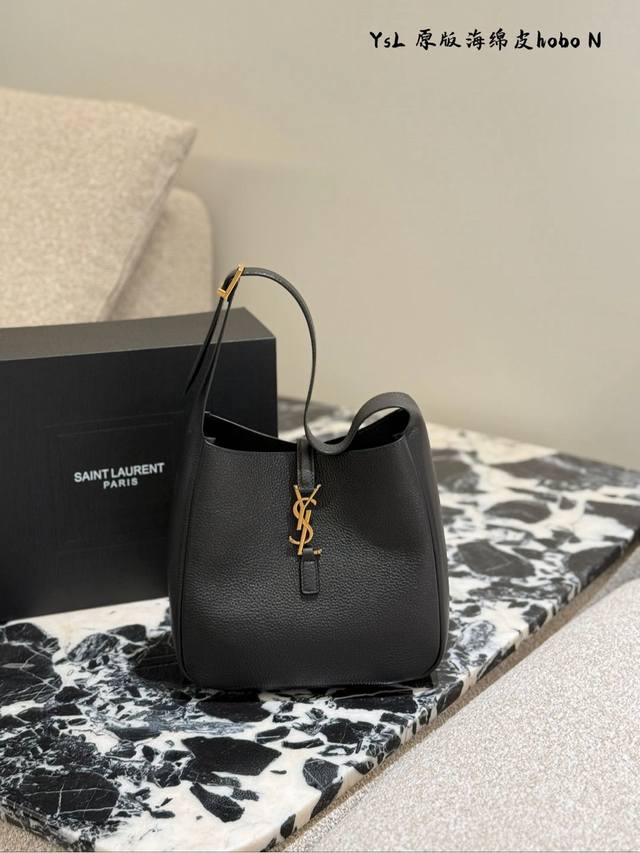 Ysl Le5A7Hobobag牛皮水桶包品牌辨识度极高的Logo金扣搭配流畅的Hobo水桶包型精致感点满牛皮手感柔软细腻包身很轻容量雨伞小保温杯都能装手拎-腋