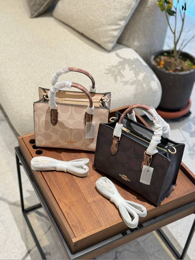 小号 Maggie Tote25来啦~ Coach Maggie系列 Maggie Tote小号 尺寸25Cm深棕色 同样的帆布材质，质量上乘。 深棕色沉稳大气