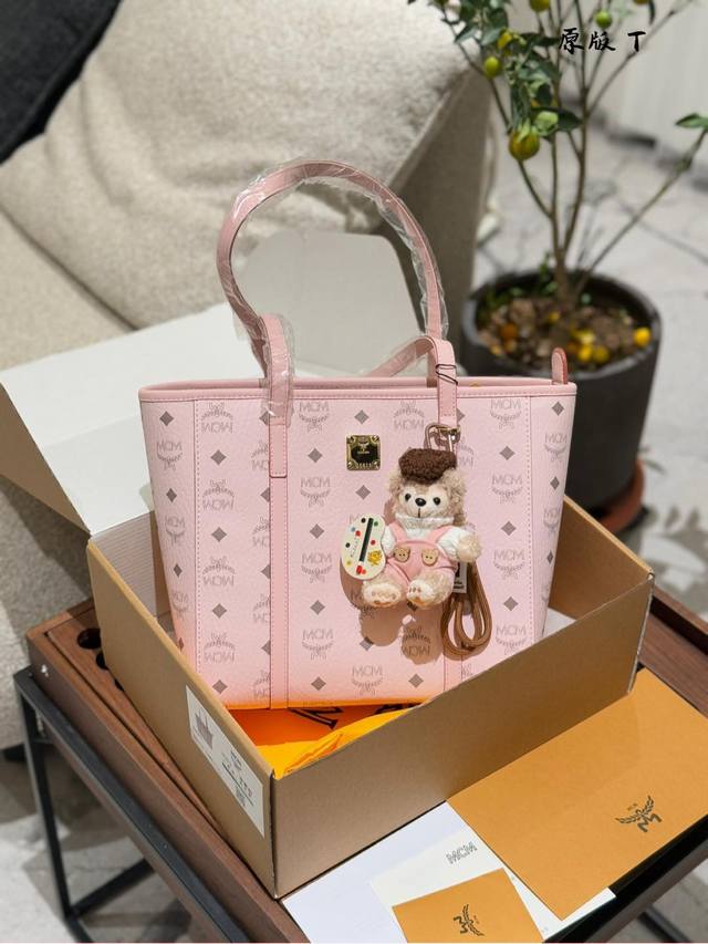 挂件20 Mcmarentoni中号购物袋菜篮子经典干邑色 司单肩可斜挎官网同步在售款 这款中号购物袋采用经典花纹涂层帆布制成，具有引人注目的视觉外观 包袋采用