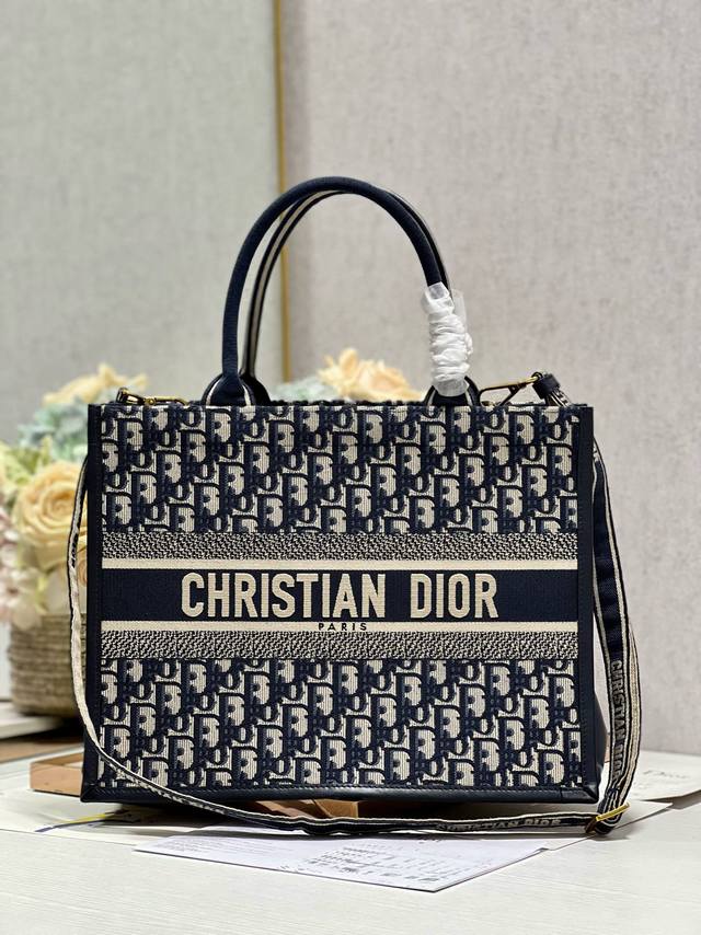正品级 ,高版本 兰D刺绣拼皮配肩带 中号 Dior Book Tote 购物袋 这款Book Tote手袋灵感来自女装创意总监玛丽亚 嘉茜娅 蔻丽 Maria 正品级 ,高版本 兰D刺绣拼皮配肩带 中号 Dior Book Tote 购物袋 这款Book Tote手袋灵感来自女装创意总监玛丽亚 嘉茜娅 蔻丽 Maria