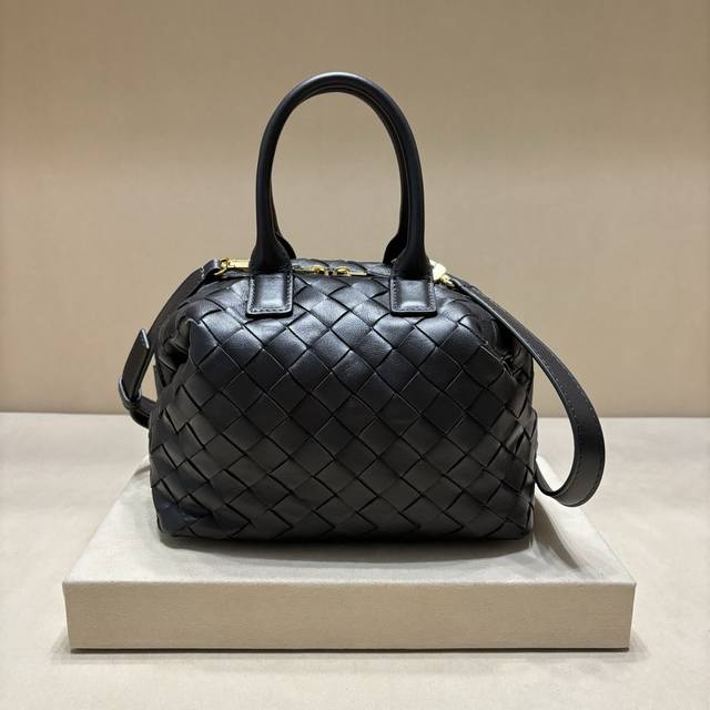 正品级 Intrecciato编织皮革保龄球包，配有可拆卸斜挎背带，单个内部平口袋，拉链开合 经典编织工艺”是品牌不可或缺的标志性，细致入微的编织工艺不仅令桶包