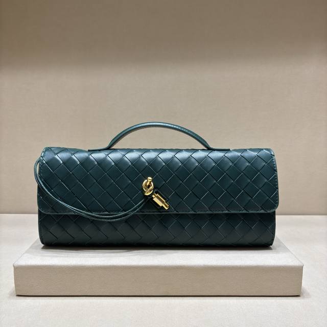 正品级 Andiamo晚宴手包，又被狠狠种草啦～经济下行的年代设计师审美又回来了，一眼爱上 爱不释手的那种 啧～嘎嘎美 气场十足 造型和质感都十分抗比，自重轻容