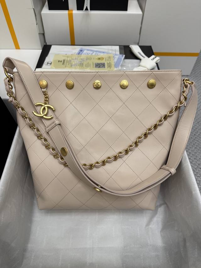 25p 铆钉水桶包非常火爆 超级大气的水桶非常复古耐看[笑脸][笑脸]自重也非常轻上身也很好搭配，肩带可以调节，肩背和斜挎都可以，超级推荐 款号As5406 尺