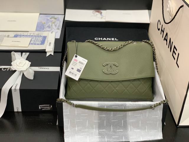Chanel：：型号8095#：尺寸：32X7.5X19Cm：年新款：鹿纹牛皮休闲包，鼓掌]进口牛皮，手感超柔软，又耐磨耐用。包包容量大，内袋三层设计，L0G0