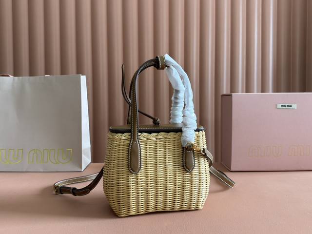 配置专柜全套包装 M家 Miumiu藤编款 好喜欢编织风的清新与浪漫满满都是梦幻般的高级感这款小篮子独特的甜美气息真的嗲爆了 纯手工编织配小巧精致的包型超级让人