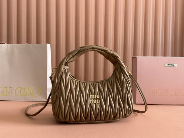 配置专柜全套包装 特级五金原厂皮 Wander Matelasse羊皮革Hobo迷你手提包 斜挎包～焦糖色羊皮 Wander手提包已成经典配饰之。这款迷你手袋选