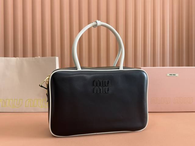 配置专柜全套包装 特级五金原厂皮 Beau牛皮革拼色手提包 单肩包～黑色配白色 新版公文包 这款Beau手提包采用柔软光滑牛皮革，镀金色五金配件等精致细节格外出