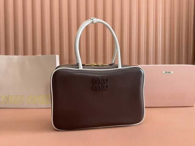 配置专柜全套包装 特级五金原厂皮 Beau牛皮革拼色手提包 单肩包～石南木色配白色 新版公文包 这款Beau手提包采用柔软光滑牛皮革，镀金色五金配件等精致细节格