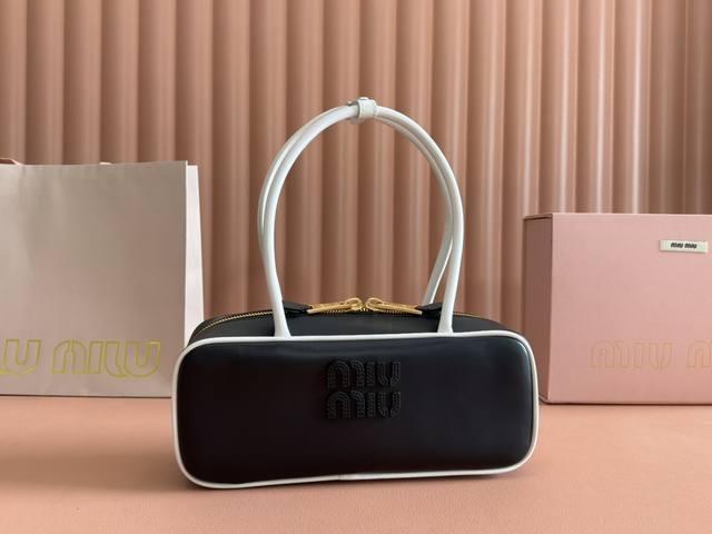 配置专柜全套包装 特级五金原厂皮 Beau牛皮革拼色手袋～手提包 单肩包～黑色配白色 这款Beau手提包采用柔软光滑牛皮革，镀金色五金配件等精致细节格外出众，压