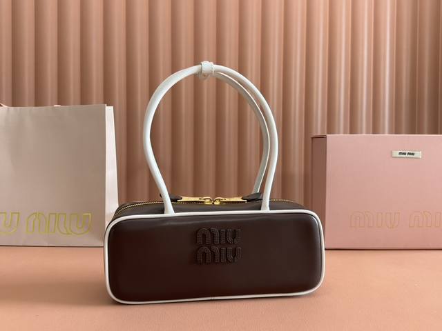 配置专柜全套包装 特级五金原厂皮 Beau牛皮革拼色手袋～手提包 单肩包～石楠木配白色 这款Beau手提包采用柔软光滑牛皮革，镀金色五金配件等精致细节格外出众，