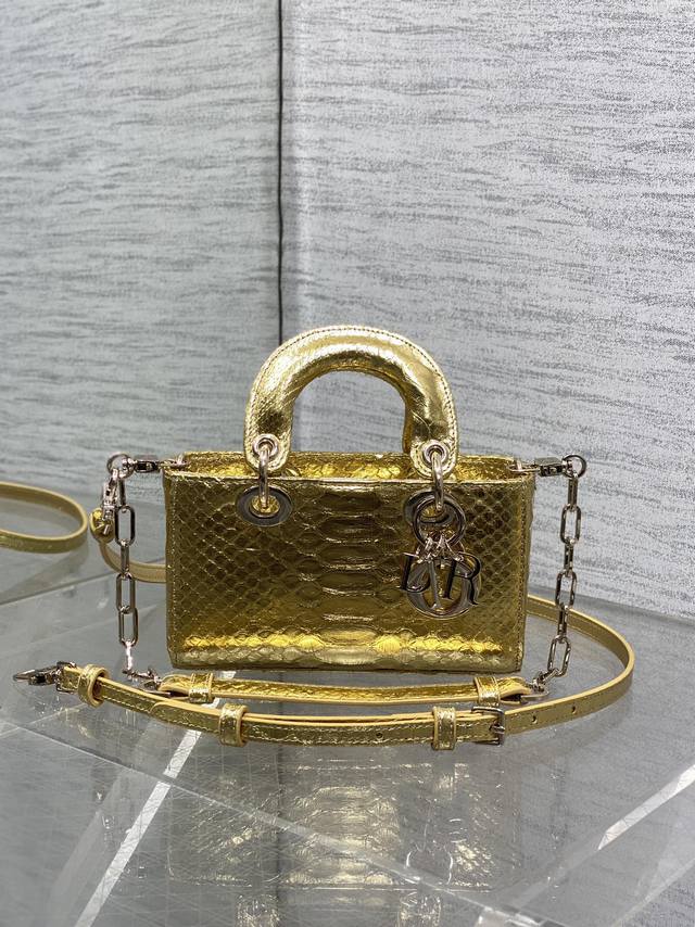 顶级原单 配全套原版包装 工厂p现货 Lady横版戴妃珍稀蛇皮闪亮登场,高雅又不失个性,非它莫属,科普一下每条蛇皮的纹路都是独一无二的,所以每个包的纹路都会有所 顶级原单 配全套原版包装 工厂p现货 Lady横版戴妃珍稀蛇皮闪亮登场,高雅又不失个性,非它莫属,科普一下每条蛇皮的纹路都是独一无二的,所以每个包的纹路都会有所