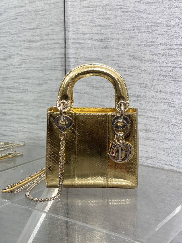顶级原单 配全套原版包装 工厂p现货 Lady戴妃三格珍稀蛇皮闪亮登场，高雅又不失个性，非它莫属，科普一下每条蛇皮的纹路都是独一无二的，所以每个包的纹路都会有所