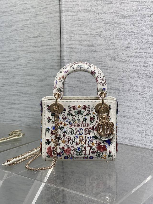 顶级原单 配全套原版包装 工厂p现货 Lady最新限量版重工珠子戴妃包，人手一个必备的三格小包。迷人优雅又气场十足，斜挎手拎也是女人味十足，经典时尚风格。Ins