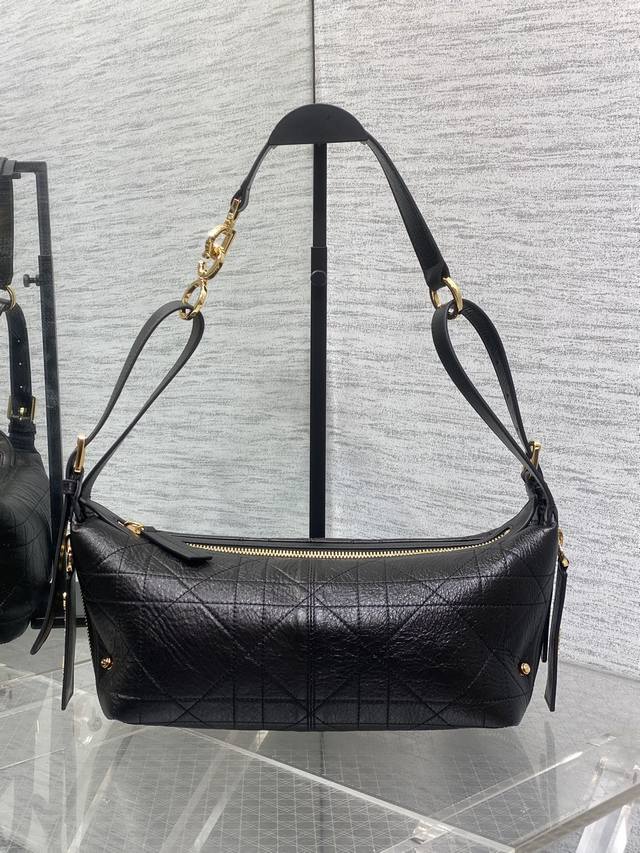 原厂品质 配全套原版包装 小号现货 Journey系列油蜡皮，开年就王炸，直接击中心巴上，自带松弛感的Hobo包，包形柔软又随意，复古的油蜡皮，搭配金色的字母肩