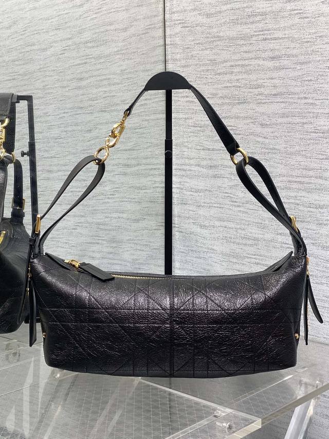 原厂品质 配全套原版包装 中号现货 Journey系列中号油蜡皮，开年就王炸，直接击中心巴上，自带松弛感的Hobo包，包形柔软又随意，复古的油蜡皮，搭配金色的字