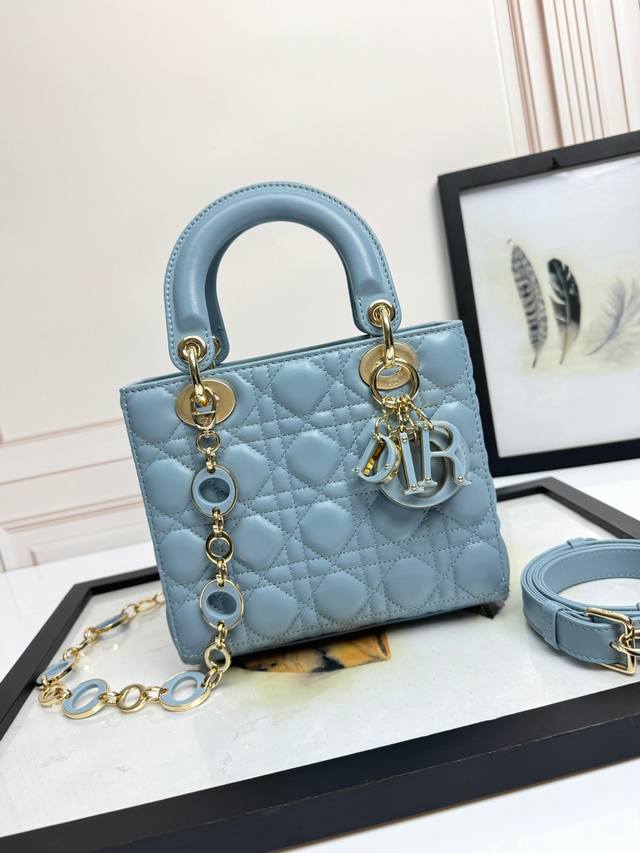 配全套原版包装 原厂品质 羊筋绒皮里,专柜弹簧芯U扣 4格羊皮蓝玛瑙链条款 藤格纹漆皮牛皮革迷你手袋,Cannage藤格纹缝线装饰,和浅金属配饰。 肩带可饰以徽 配全套原版包装 原厂品质 羊筋绒皮里,专柜弹簧芯U扣 4格羊皮蓝玛瑙链条款 藤格纹漆皮牛皮革迷你手袋,Cannage藤格纹缝线装饰,和浅金属配饰。 肩带可饰以徽