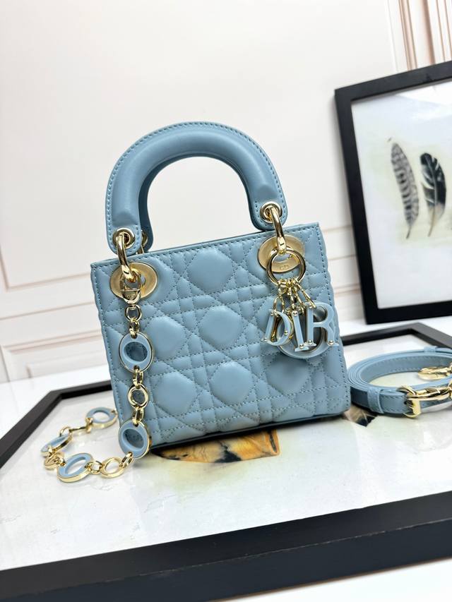 配全套原版包装 原厂品质 羊筋绒皮里,专柜弹簧芯U扣 3格羊皮蓝 玛瑙链条款 藤格纹羊皮革迷你手袋，Cannage藤格纹缝线装饰，搭配链带和金属配饰。 可拆卸长