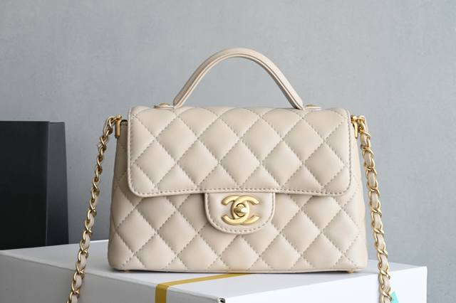 白金版正品级 包装如图 全新到货 手柄Kelly 小号 杏色 专柜售价购入开发 五金：厚镀复古金 皮料：原厂小羊皮 尺寸：.** 5355