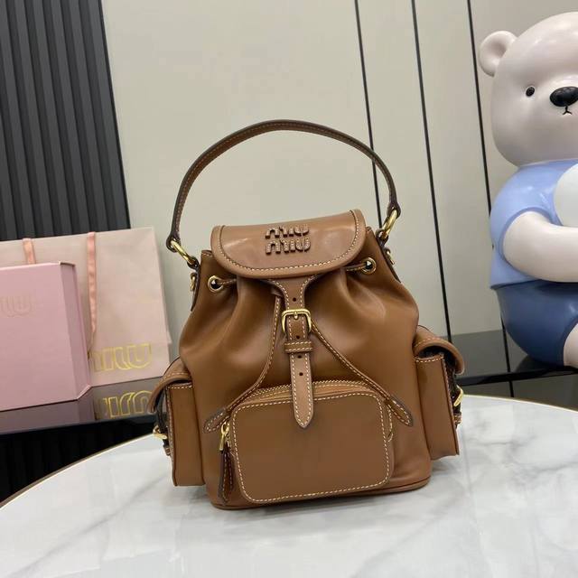 配全套原厂专柜包装 新品 原厂进口小牛皮搭配厚实耐磨亚麻混纺内衬，采用休闲风的设计风格，时尚简约高级，再融合精湛的手工工艺，增添了多个口袋收纳，双肩背带与手拎袋