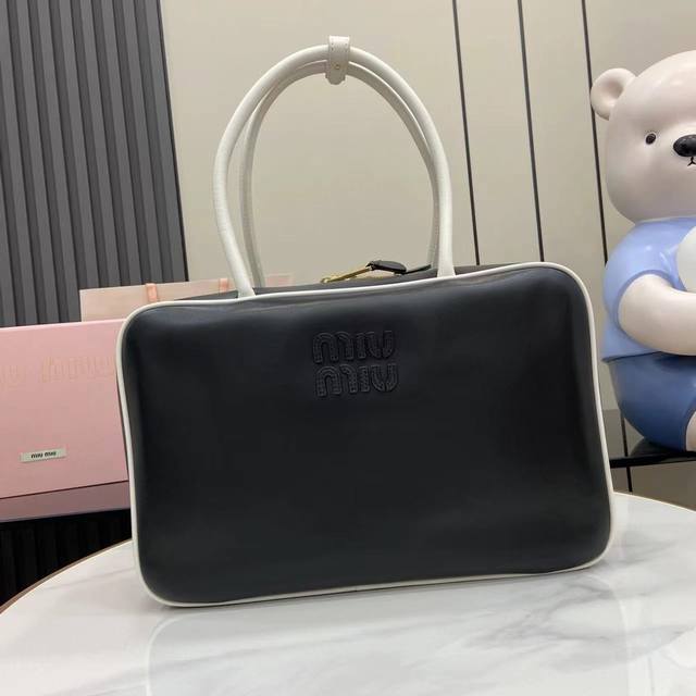 配全套原厂专柜包装 M家新品公文包，采用顶级进口小牛皮，皮质光滑细腻柔软，棉质缎面衬里，这款包包很酷，定格精致的多功能设计，融合男装和女装元素，增加了皮革长肩带