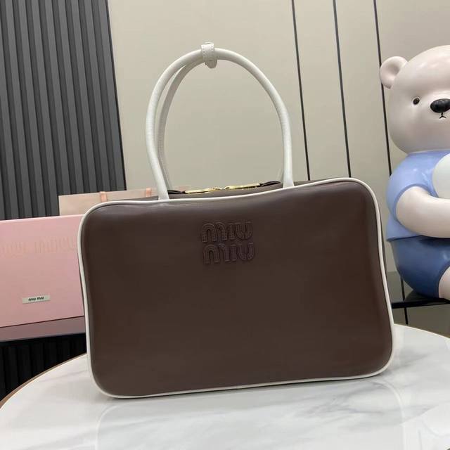 配全套原厂专柜包装 M家新品公文包，采用顶级进口小牛皮，皮质光滑细腻柔软，棉质缎面衬里，这款包包很酷，定格精致的多功能设计，融合男装和女装元素，增加了皮革长肩带