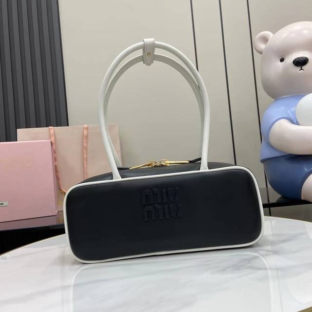 配全套原厂专柜包装 M家25Ss单肩包火爆全网中 超美Beau手袋融合了复古风格当代精神，真的太种草了！ 采用顶级进口小牛皮，皮质光滑细腻柔软，背起来都很 Ni