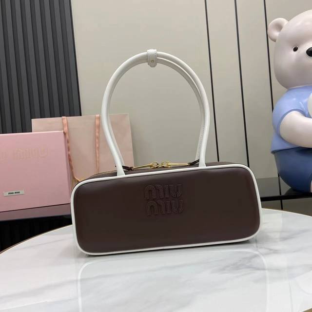 配全套原厂专柜包装 M家25Ss单肩包火爆全网中 超美Beau手袋融合了复古风格当代精神，真的太种草了！ 采用顶级进口小牛皮，皮质光滑细腻柔软，背起来都很 Ni