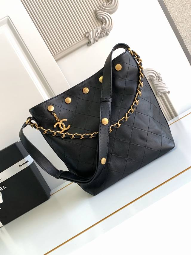 5406Chanel 25p 春夏预告系列 铆钉水桶包 非常火爆 货量极少 超级大气的水桶 非常复古耐看 自重也非常轻 上身也很好搭配,肩带可以调节,肩背和斜挎 5406Chanel 25p 春夏预告系列 铆钉水桶包 非常火爆 货量极少 超级大气的水桶 非常复古耐看 自重也非常轻 上身也很好搭配,肩带可以调节,肩背和斜挎