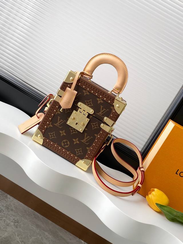 动态芯片 顶级原单加强版 M10079 小巧而容量大，The Camera Box 相机盒 无论在白天还是夜晚都适用于各种造型。作为一款硬箱，可以容纳下所有的随