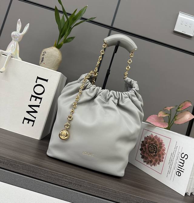 low小号纳帕羊皮Squeeze手袋一款精致而柔美的全新手袋，采用触感柔软的纳帕皮革制成。这款顺手艺是传统工艺、创新研究和独特设计的杰作，具备令人惊讶的轻盈褶皱