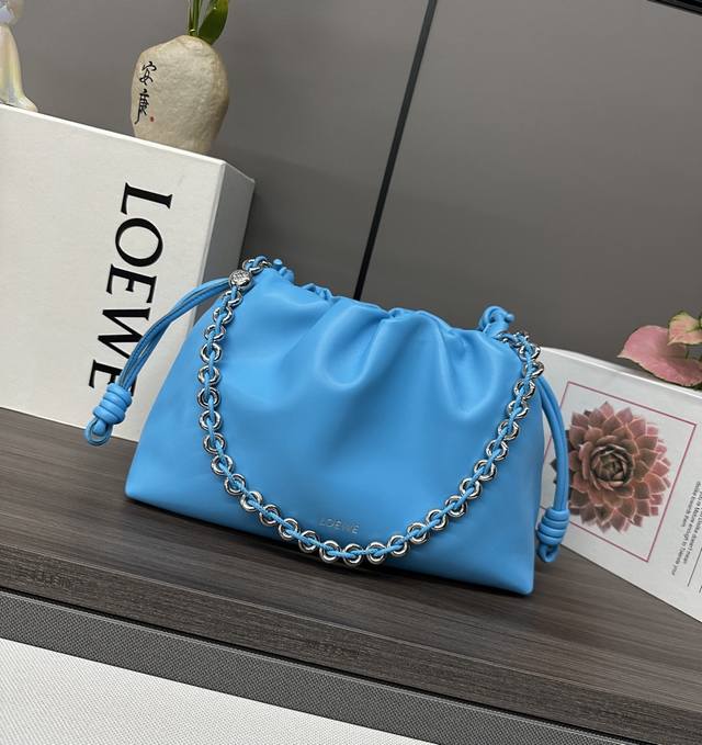 low柔软纳帕羊皮革 Flamenco purse 福袋 采用褶皱设计，侧面搭配标志性绳结等关键细节。款式时尚百搭，可作为手拿包携带，亦可搭配甜甜圈链条肩背，或