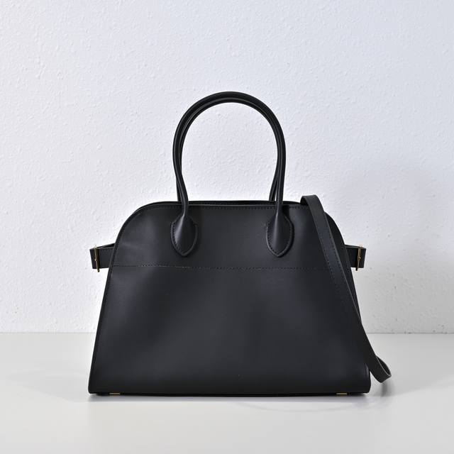 现货出 The Margaux 新12系列 断货王 Margaux 新尺寸出啦手提包也太软糯了叭!光面皮 简直就是又酷又高级 时尚而不枯燥的简约设计 小牛皮打造 现货出 The Margaux 新12系列 断货王 Margaux 新尺寸出啦手提包也太软糯了叭!光面皮 简直就是又酷又高级 时尚而不枯燥的简约设计 小牛皮打造