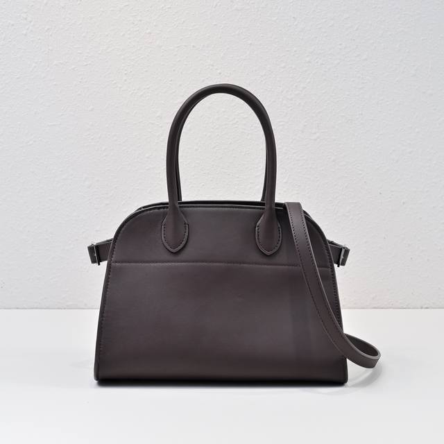 现货 平纹巧克力 E *小众宝贝包之Margaux10系列 新款的手提包也太软糯了叭！似塌非塌的慵懒感太适配秋冬了 简直就是又酷又高级 时尚而不枯燥的简约设计