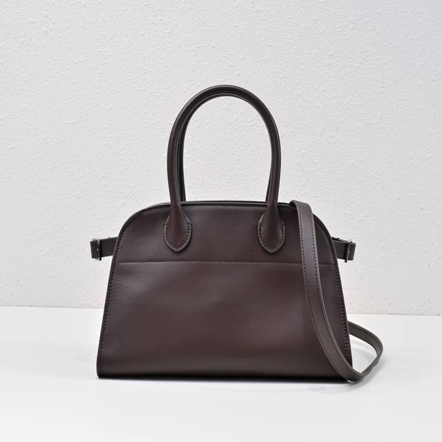 现货 乌木色 E *小众宝贝包之Margaux10系列 新款的手提包也太软糯了叭！似塌非塌的慵懒感太适配秋冬了 简直就是又酷又高级 时尚而不枯燥的简约设计 精选
