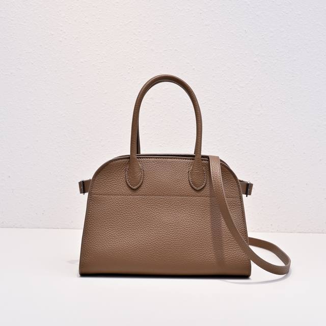现货 小荔枝卡其 E *小众宝贝包之Margaux10系列 新款的手提包也太软糯了叭！似塌非塌的慵懒感太适配秋冬了 简直就是又酷又高级 时尚而不枯燥的简约设计
