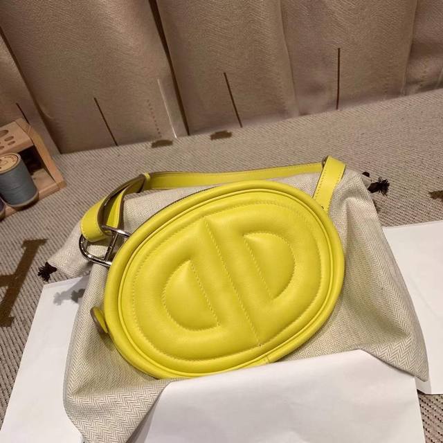 In The Loop 猪鼻子腰包 正品开发！！Swift 9R柠檬黄拼芝麻色 银 新鲜艳丽的颜色饱和度都非常高 各路网红名媛争相炸街的百搭休闲款 充斥着满满的