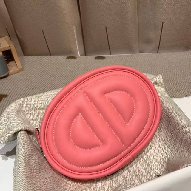 In The Loop 猪鼻子腰包 正品开发！！Swift 8W 唇膏粉银 新鲜艳丽的颜色饱和度都非常高 各路网红名媛争相炸街的百搭休闲款 充斥着满满的青春俏皮